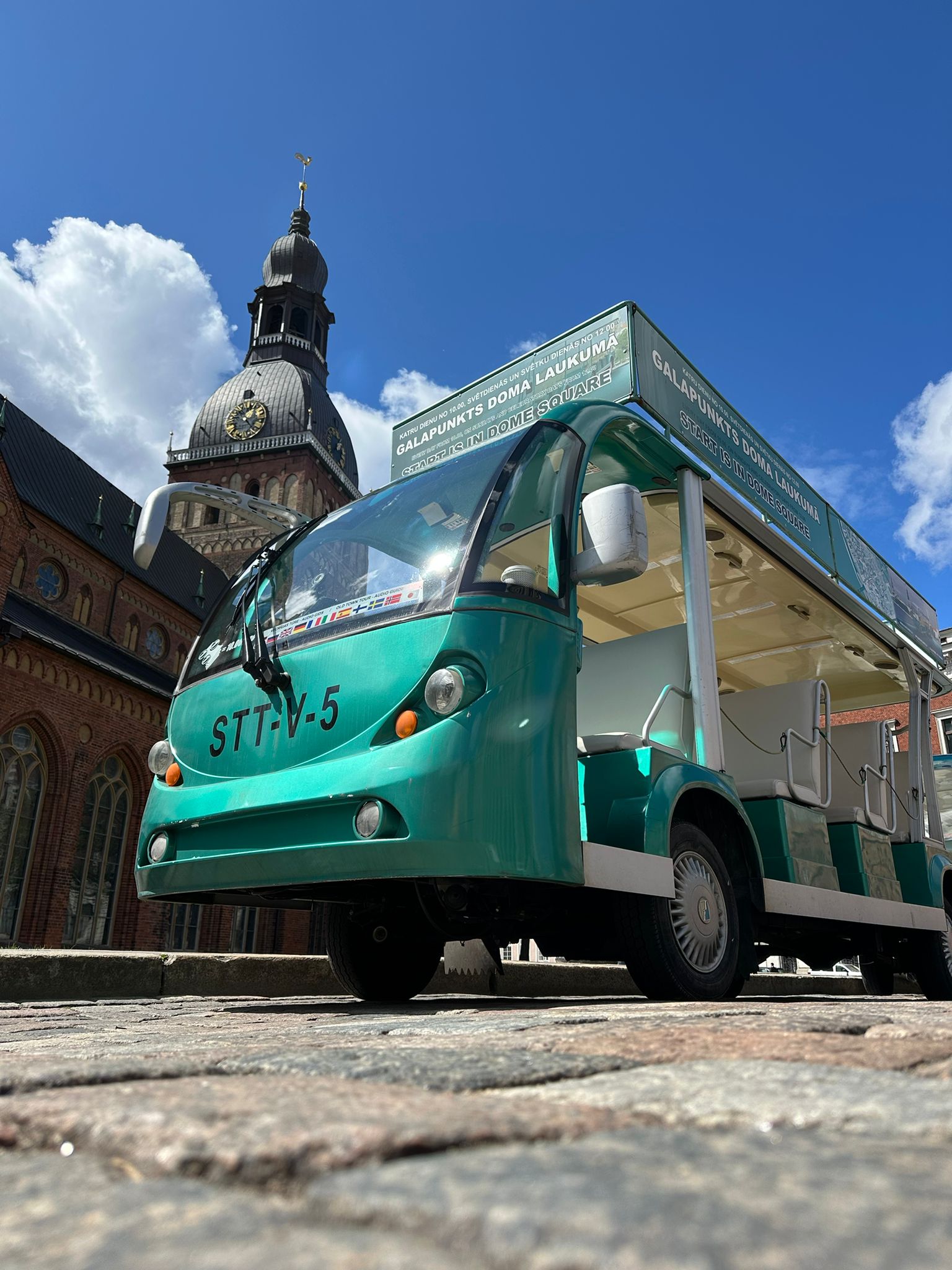 Rīgas Tūrists electrobus next to Riga Cathedral