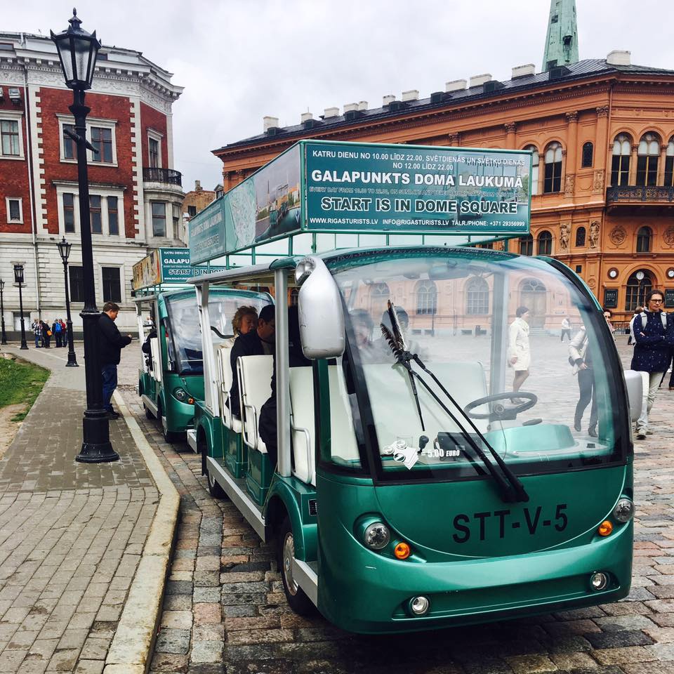 Rīgas Tūrists electrobus on a rainy day in Old Riga